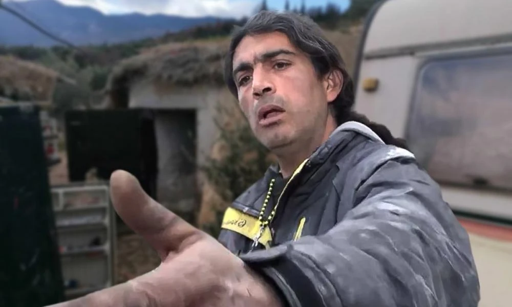 Ορεινή Κορινθία: Έγινε η προσαγωγή του πατέρα της οικογένειας των «παλαιοχριστιανών» που ζει στο λαγούμι παρουσία εισαγγελέα